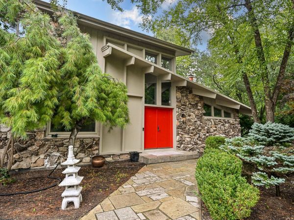 9484 N Fairway Dr, Bayside, WI 53217