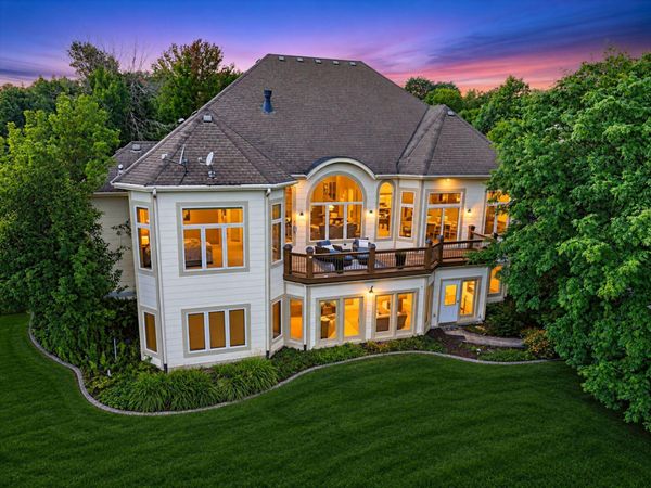 W213N5230 Golfview Dr, Menomonee Falls, WI 53051