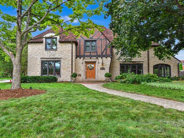 660 Honey Creek Pkwy, Wauwatosa, WI 53213