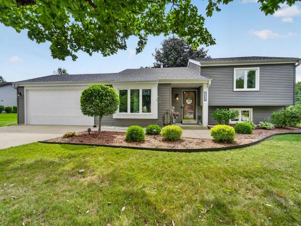 1248 Timber Rdg, Pewaukee, WI 53072