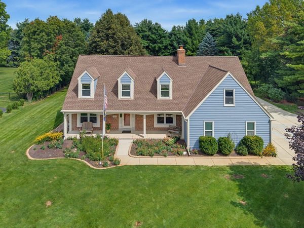 149 Hickory Dr, Delafield, WI 53018