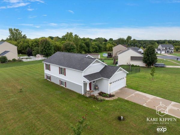 1698 Trent Ridge Court NE, Cedar Springs, MI 49319