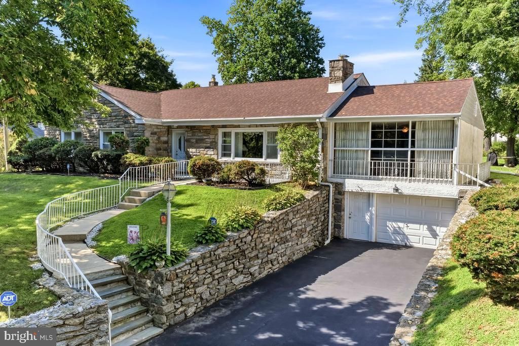 320 E KNOWLES AVENUE , GLENOLDEN, PA 19036
