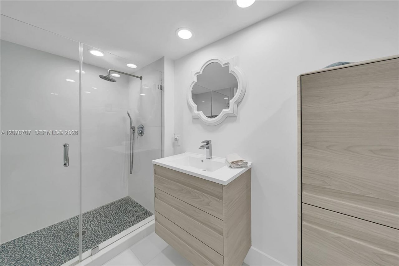 16425 Collins Ave , Unit 712, Sunny Isles Beach, FL 33160 Photo