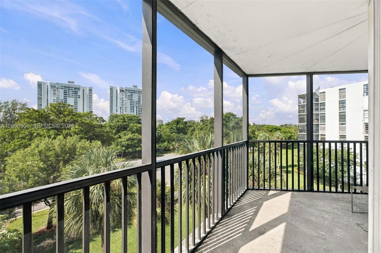 3475 N Country Club Dr, Unit 502, Aventura, FL 33180 Photo