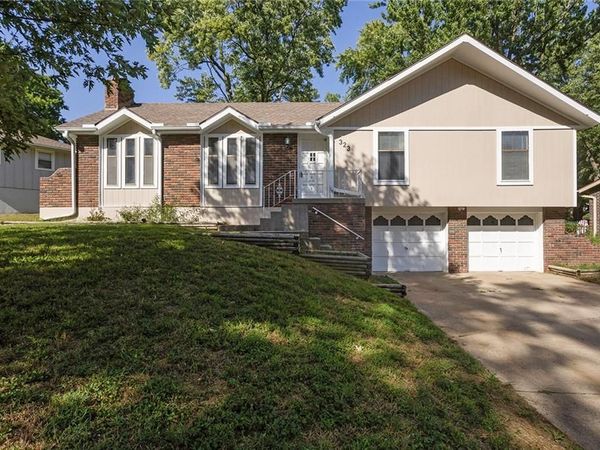 323 Gladstone Drive, Blue Springs, MO 64014