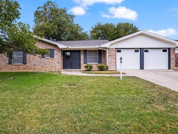1009 Springdale Road , Bedford, TX 76021