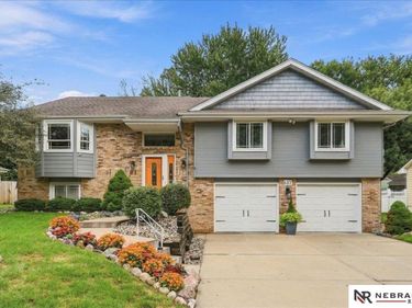 637 S 215th Street, Omaha, NE 68022