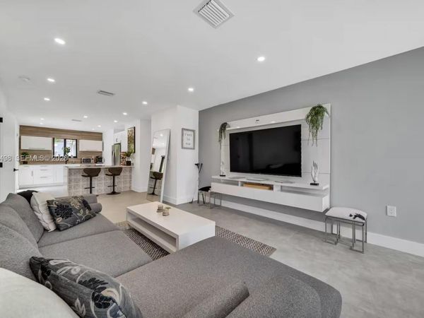 315 NW 40th St , Miami, FL 33127