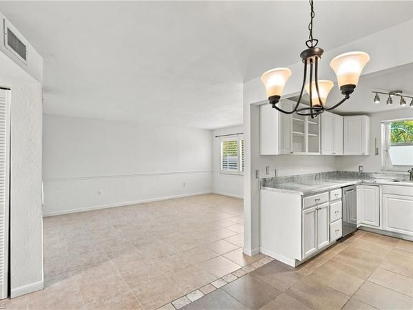 4290 Gulfstream DR, Unit 5, NAPLES, FL 34112