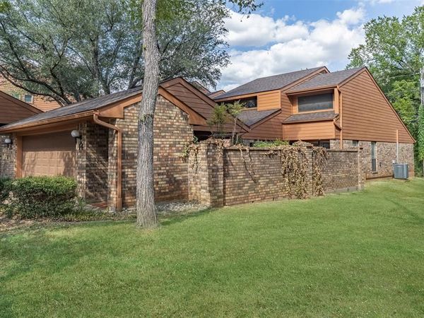 14 Village Green Court , Denison, TX 75020
