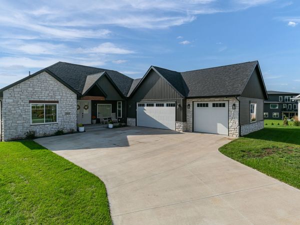 2011 E 59th Court , Davenport, IA 52807