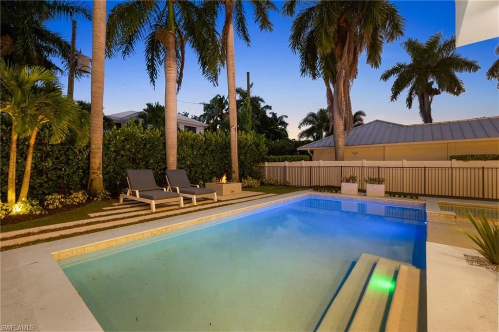 376 1st Ave N, Naples, FL 34102 Photo