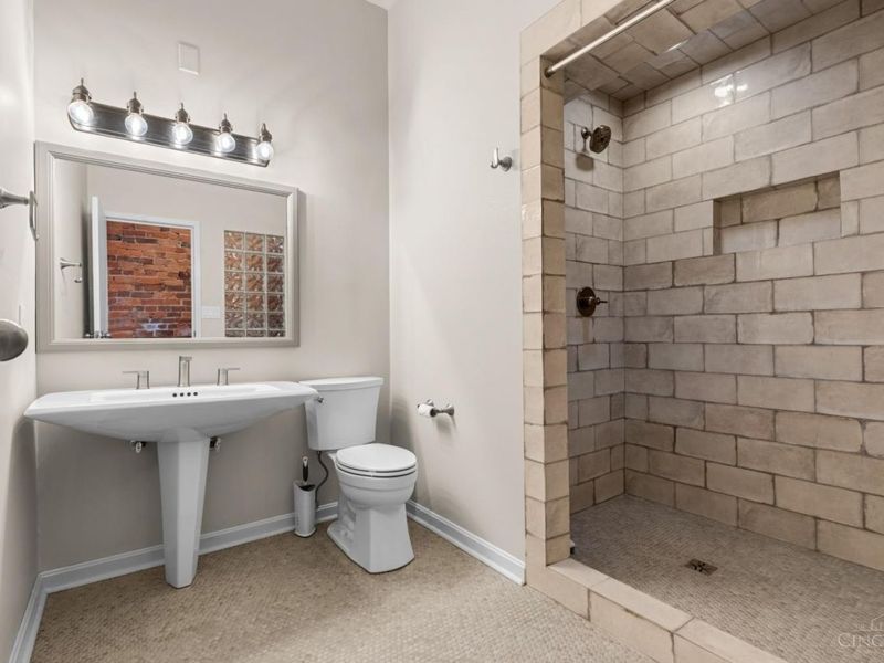 561 Milton Street, Unit O, Cincinnati, OH 45202 Photo 19