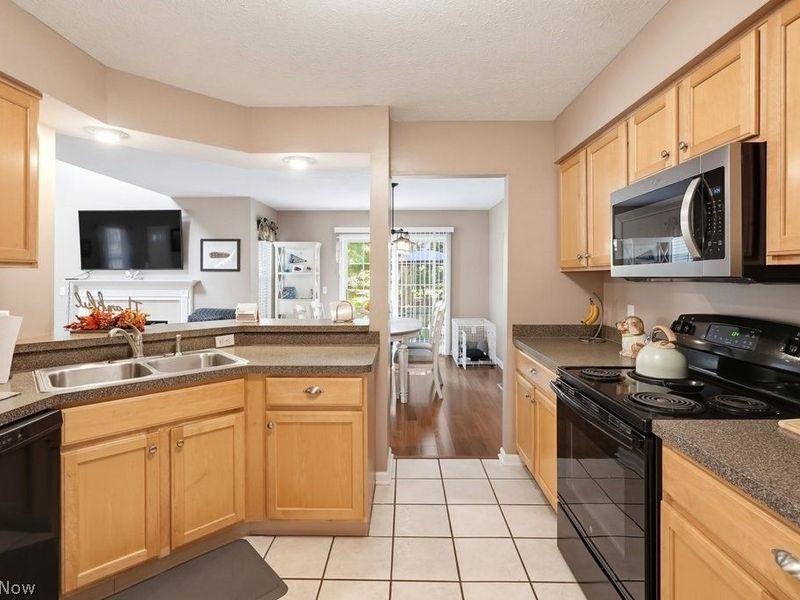 1990 Village Parkway, Tallmadge, OH 44278 Photo 17