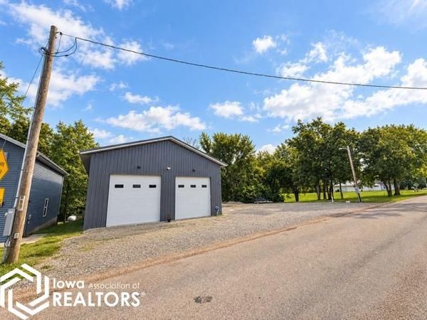 1381-1382 Holiday Lane, Brooklyn, IA 52211