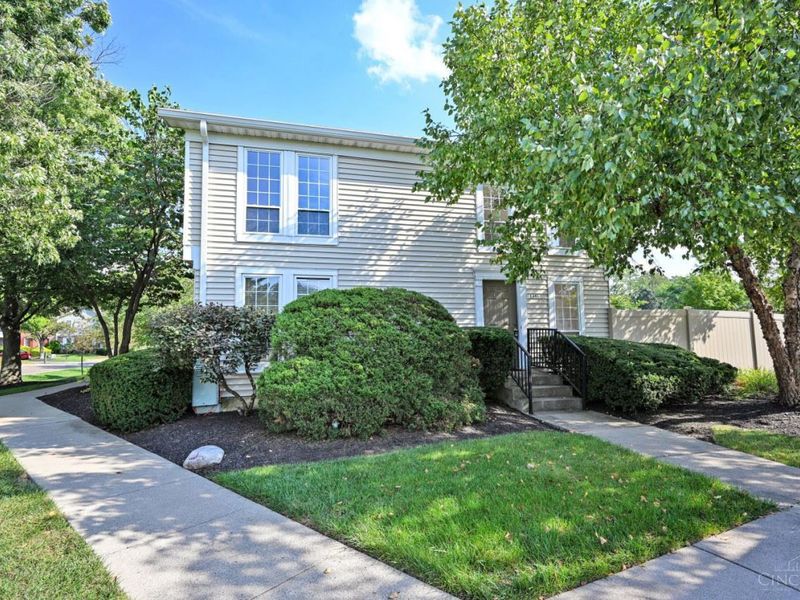 8081 Hetz Drive, Sycamore Township, OH 45242 Photo 2