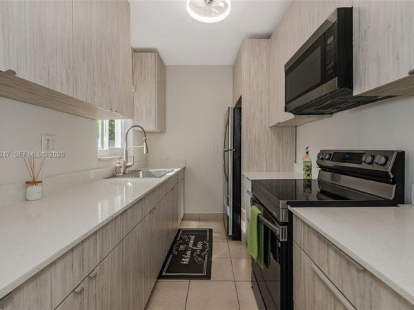 1679 NE 176th St, North Miami Beach, FL 33162