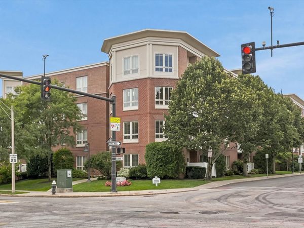 26 Hammon St, Unit EPH15, Brookline, MA 02246