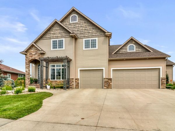 5827 Silverleaf Drive S, Fargo, ND 58104