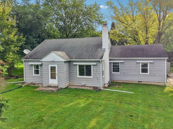 W279N1666 Prospect Ave, Pewaukee, WI 53072