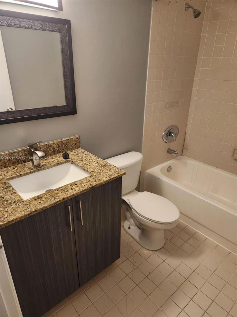 6292 NW 186th St, Unit 206, Hialeah, FL 33015 Photo