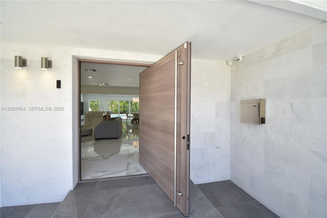 20501 NE 22nd Pl , Miami, FL 33180 Photo