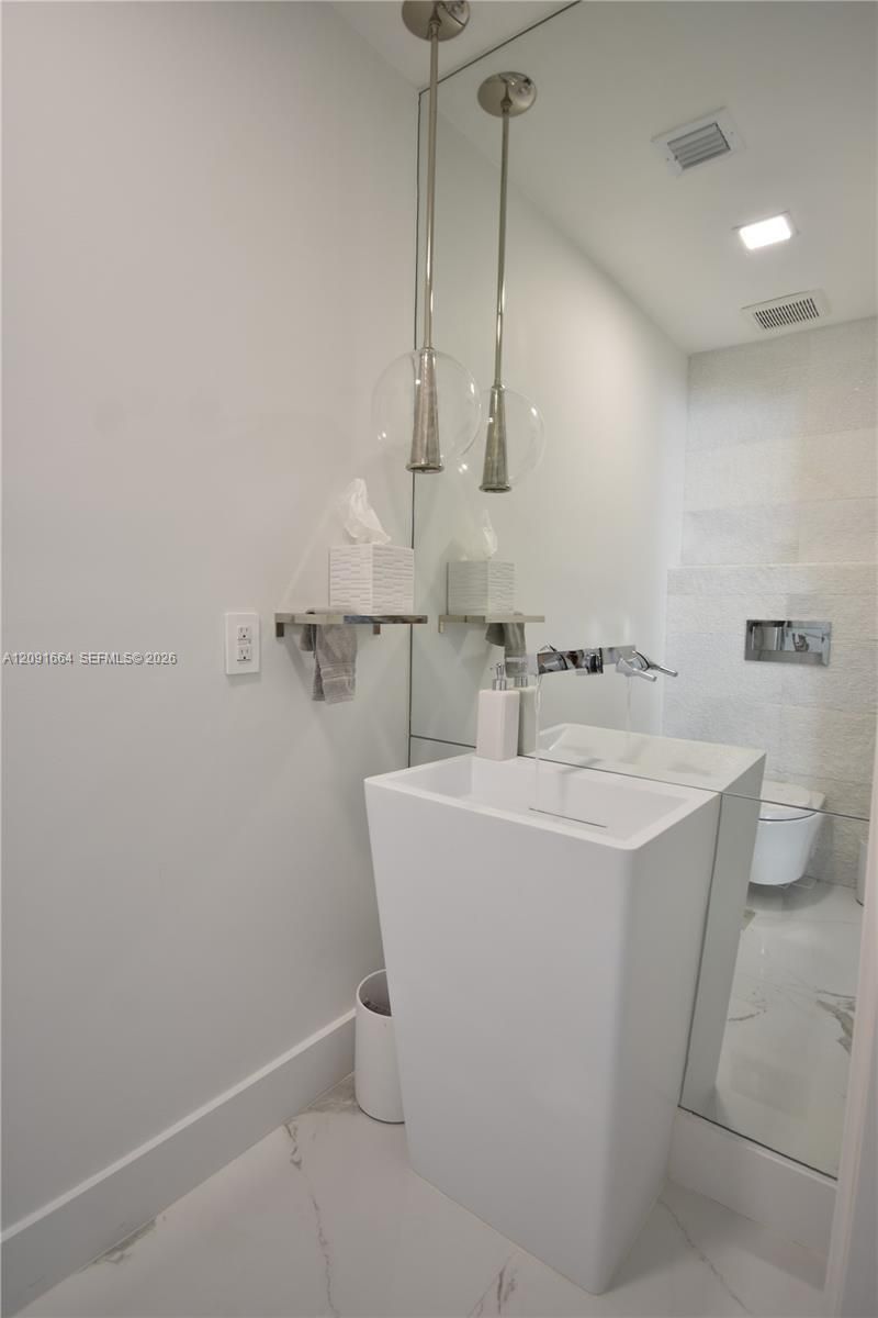 20501 NE 22nd Pl , Miami, FL 33180 Photo