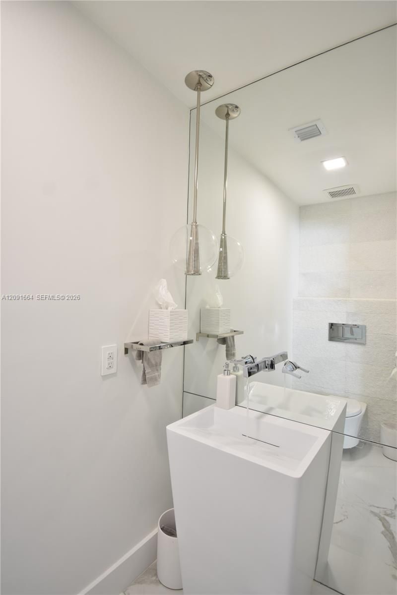 20501 NE 22nd Pl , Miami, FL 33180 Photo