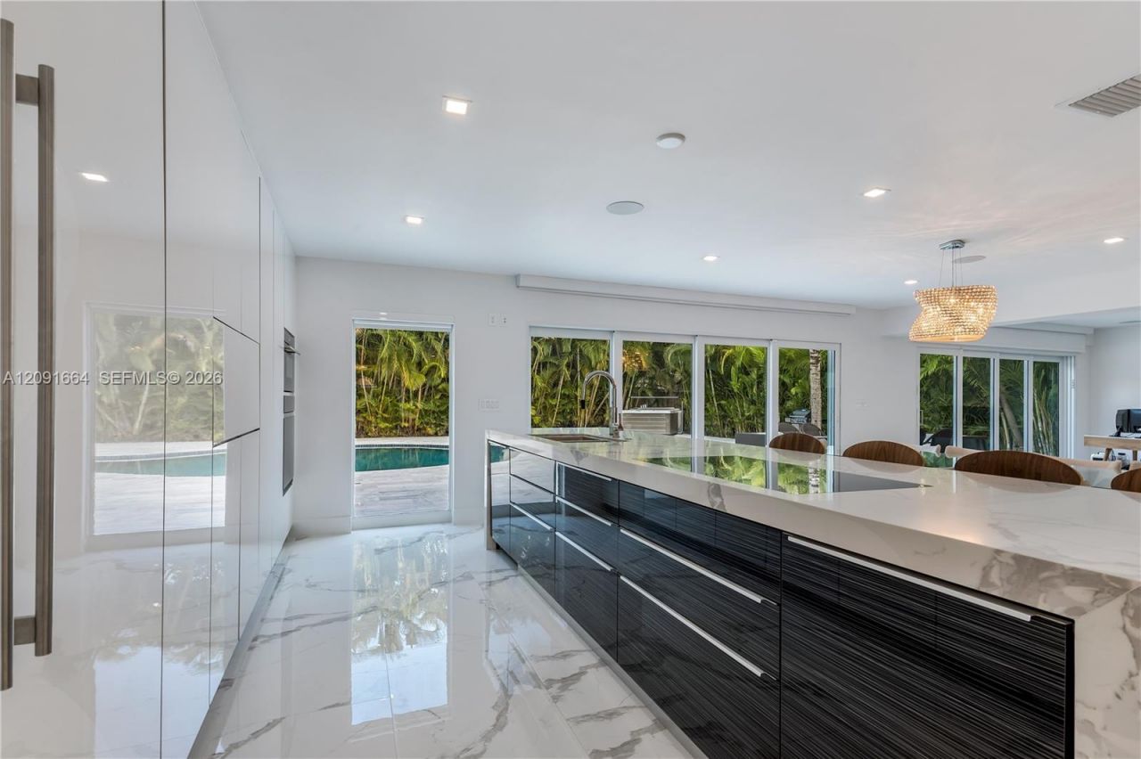 20501 NE 22nd Pl , Miami, FL 33180 Photo