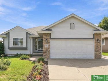 2207 Aberdeen Drive, Papillion, NE 68046
