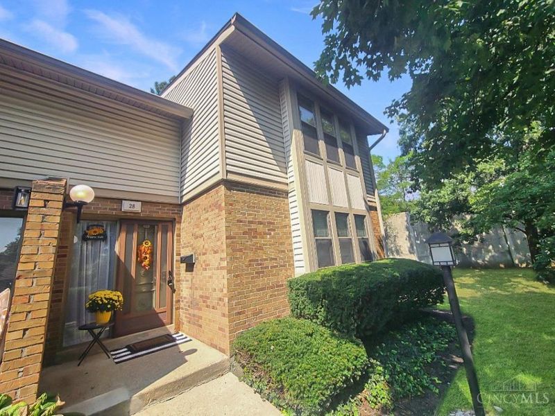 28 Woodcrest Court, Springdale, OH 45246 Photo 1