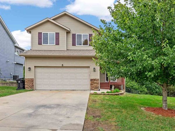 1193 9Th St, Coralville, IA 52241