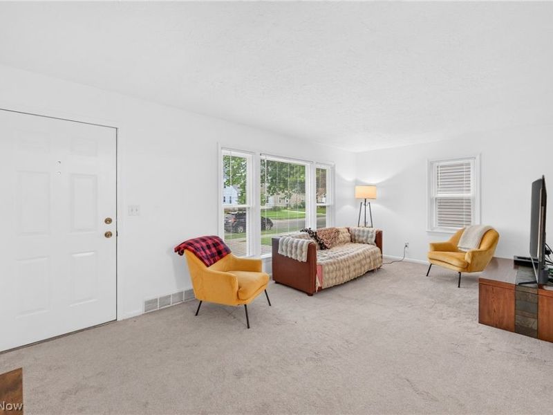 305 E 329th Street, Willowick, OH 44095 Photo 3