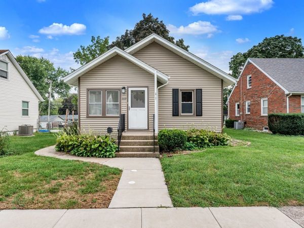 2817 Bellevue Avenue , Bettendorf, IA 52722
