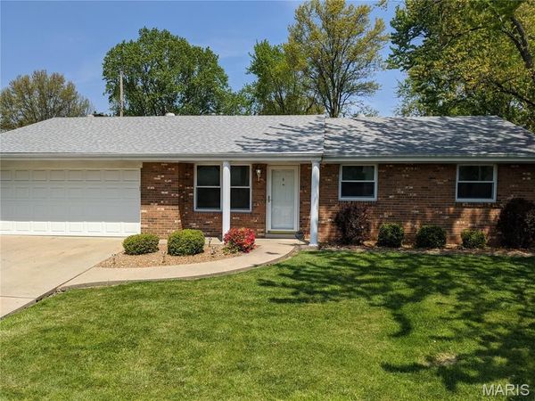 213 Lakeland Boulevard , Swansea, IL 62226