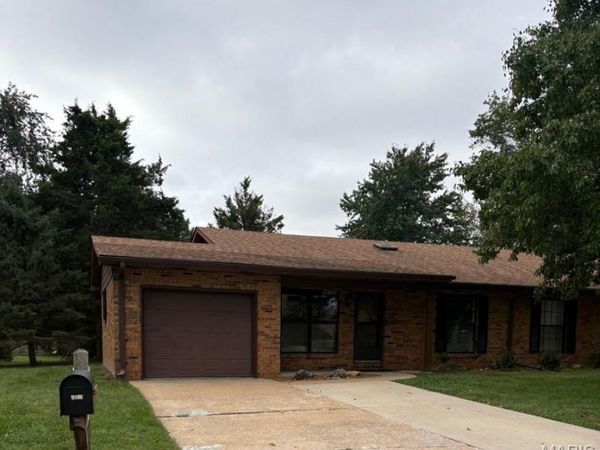 2418 College Drive , Belleville, IL 62221