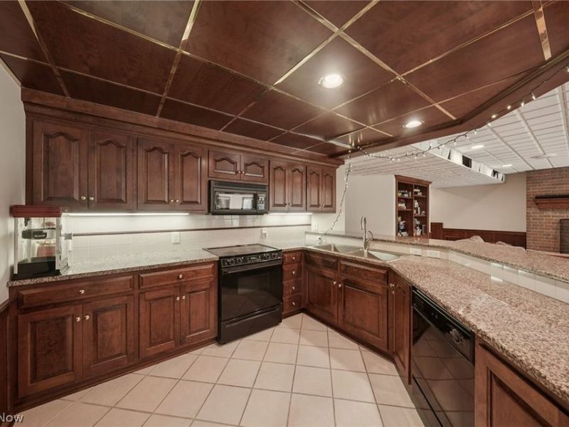 1928 Four Seasons Drive, Akron, OH 44333 Photo 36