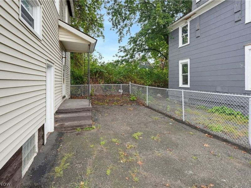529 Hazel Place, Akron, OH 44304 Photo 3