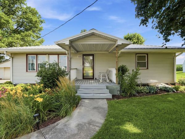 703 E State Street , Williamsburg, IA 52361