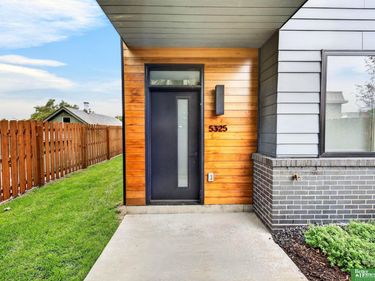 5325 Elmwood Plaza, Omaha, NE 68106