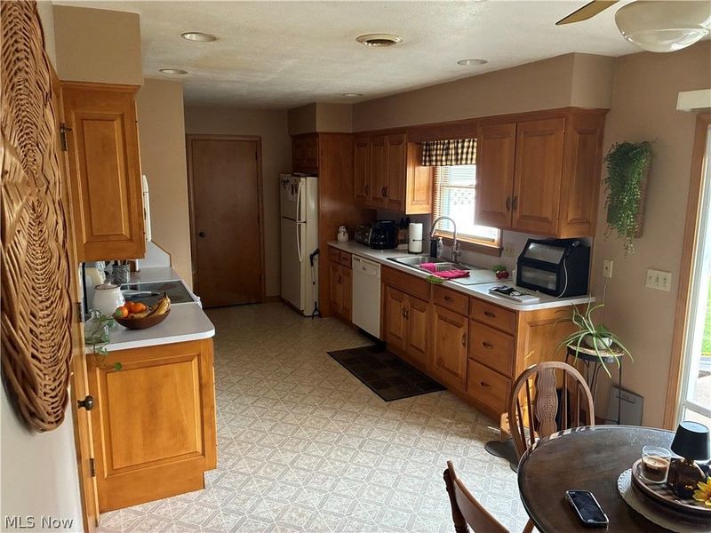 400 Park Drive SE, Brewster, OH 44613 Photo 4