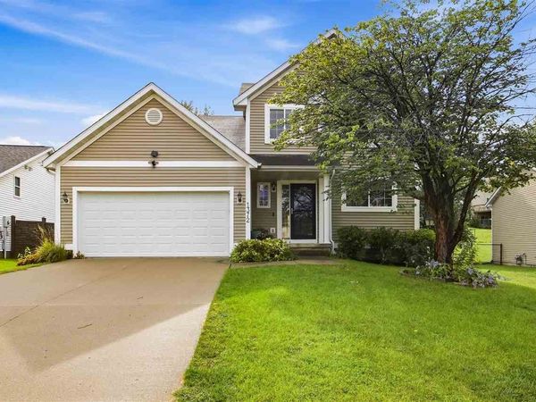 1372 Woolridge Dr, Coralville, IA 52241