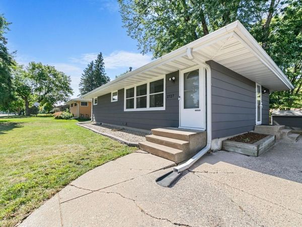 2727 Woodbridge Street, Roseville, MN 55113
