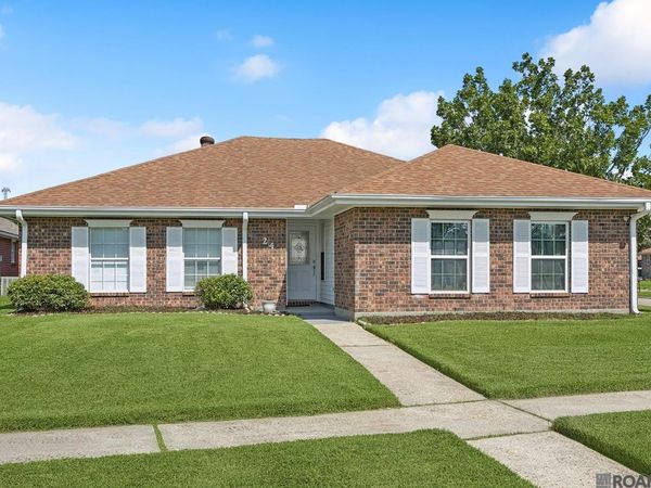 24 Moss Court, Laplace, LA 70068