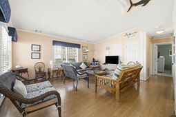 104 Sunset Square photo 4