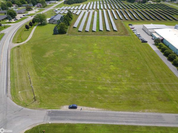 432 6th Avenue W, Grinnell, IA 50112