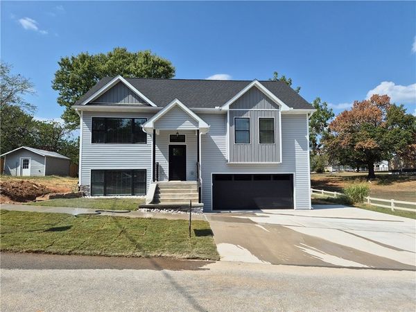 1091 N Davis Street, Pea Ridge, AR 72751