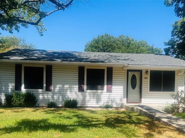 901 Church Street , Sanger, TX 76266