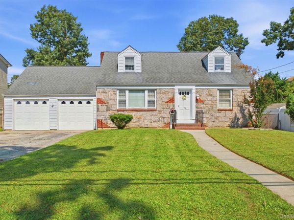 573 Grove Place, Oceanside, NY 11572